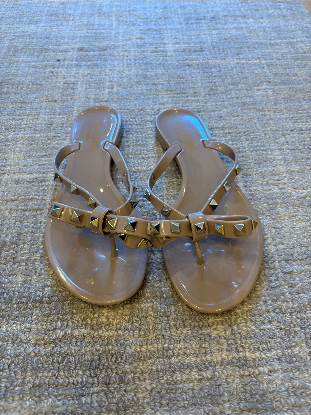 Studded Bow Jelly Thong Sandals - Nude